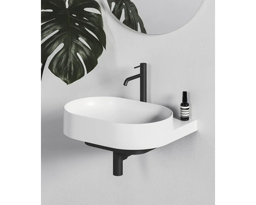 Moderné kúpeľňové umývadlo s čiernou armatúrou a rastlinami