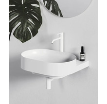 Moderné umývadlo v kúpeľni s vodovodnou batériou a zrkadlom