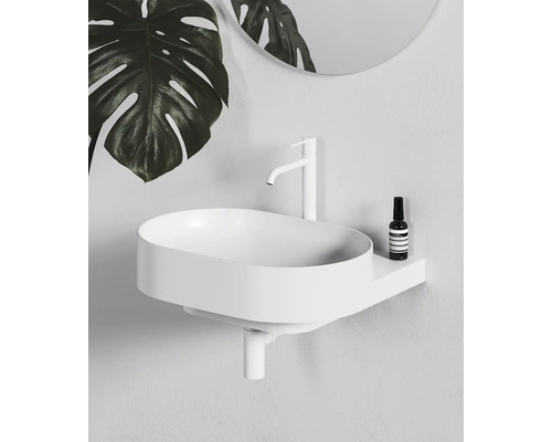 Moderné umývadlo v kúpeľni s vodovodnou batériou a zrkadlom