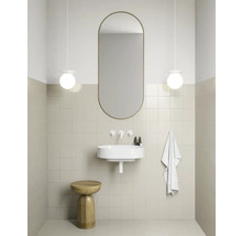 Kúpeľňa s umývadlom, zrkadlom, lampou a stoličkou