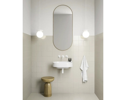 Kúpeľňa s umývadlom, zrkadlom, lampou a stoličkou