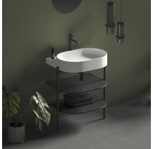 Umývadlo so skrinkou, úložnými policami a uterákmi v kúpeľni