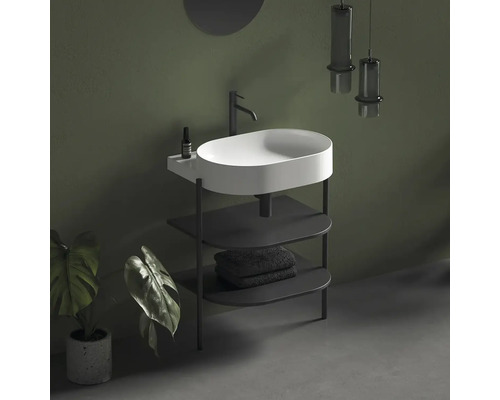 Umývadlo so skrinkou, úložnými policami a uterákmi v kúpeľni