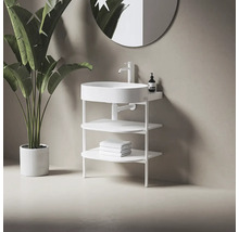 Umývadlo s okrúhlym umývadlom na dosku, úložnými policami a uterákmi v kúpeľni