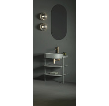 Moderná kúpeľňa s umývadlom, zrkadlom a osvetlením