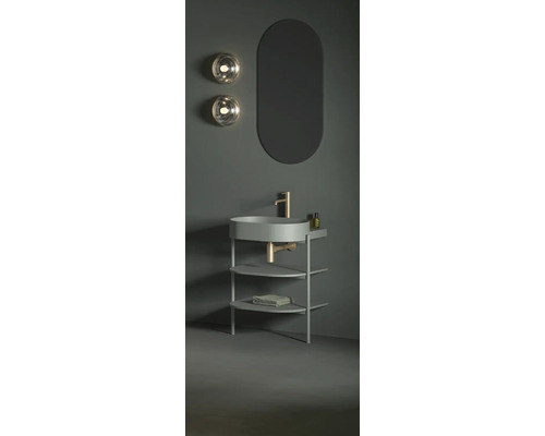 Moderná kúpeľňa s umývadlom, zrkadlom a osvetlením