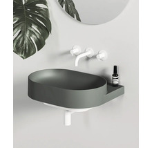 Moderné umývadlo s batériou a zrkadlom