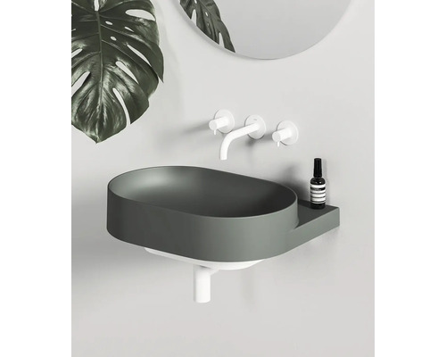 Moderné umývadlo s batériou a zrkadlom