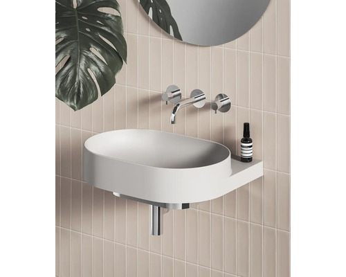 Kúpeľňa s umývadlom na dosku, batériou a zrkadlom