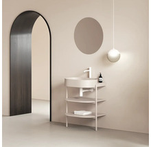 Kúpeľňa s umývadlom, okrúhlym zrkadlom, závesným svietidlom a oblúkovým dverným otvorom