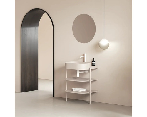 Kúpeľňa s umývadlom, okrúhlym zrkadlom, závesným svietidlom a oblúkovým dverným otvorom