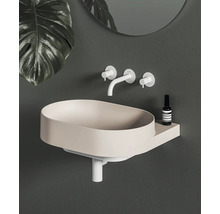 Moderná kúpeľňa s oválnym umývadlom, vodovodnou batériou a zrkadlom