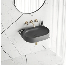 Kúpeľňa so sivým umývadlom na dosku, vodovodnou batériou a zrkadlom