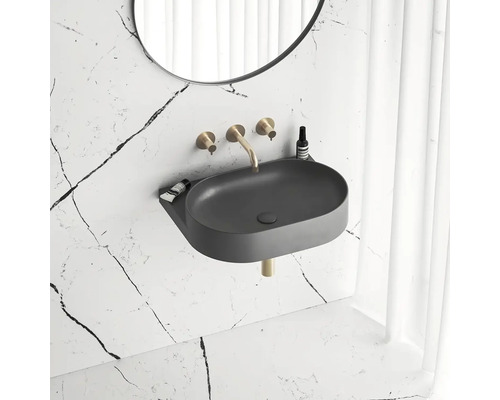 Kúpeľňa so sivým umývadlom na dosku, vodovodnou batériou a zrkadlom