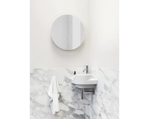 Kúpeľňa s okrúhlym zrkadlom, umývadlom a mramorovou stenou
