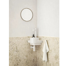 Moderná kúpeľňa s umývadlom, zrkadlom a uterákom