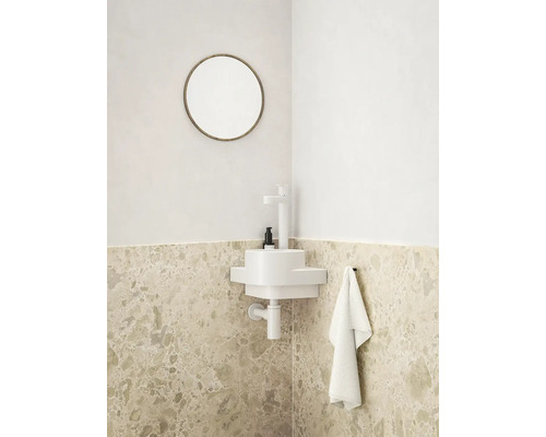 Moderná kúpeľňa s umývadlom, zrkadlom a uterákom