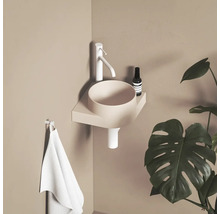 Moderný interiér kúpeľne s umývadlom na dosku, batériou, uterákom a izbovou rastlinou