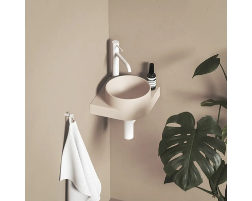 Moderný interiér kúpeľne s umývadlom na dosku, batériou, uterákom a izbovou rastlinou