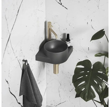 Kúpeľňa s umývadlom, batériou, uterákom a izbovou rastlinou