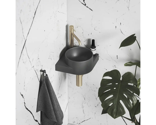 Kúpeľňa s umývadlom, batériou, uterákom a izbovou rastlinou