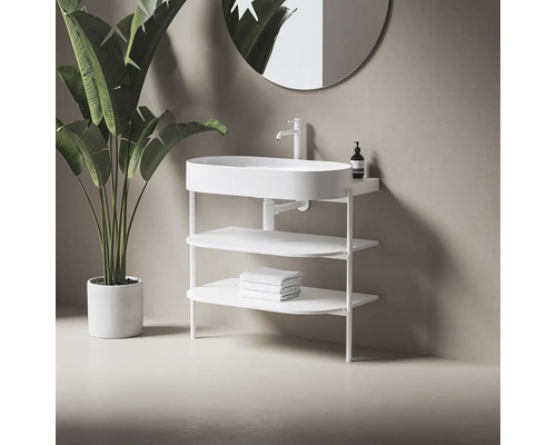 Umývadlo s policami, batériou, uterákmi, mydlom a rastlinou v kúpeľni