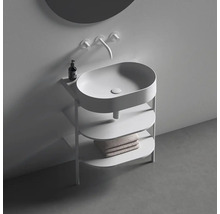 Umývadlo s umývadlom, policami a uterákmi v kúpeľni