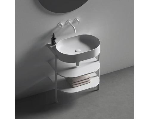 Umývadlo s umývadlom, policami a uterákmi v kúpeľni