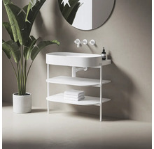 Biele umývadlo s úložnými policami a batériou pred zrkadlom a izbovou rastlinou