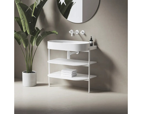 Biele umývadlo s úložnými policami a batériou pred zrkadlom a izbovou rastlinou