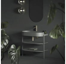 Moderná kúpeľňa s umývadlom, zrkadlom a osvetlením