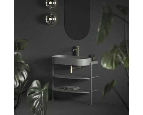 Moderná kúpeľňa s umývadlom, zrkadlom a osvetlením