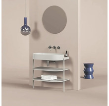 Kúpeľňové umývadlo so zrkadlom, batériou, uterákmi a lampou