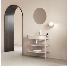 Moderná kúpeľňa s umývadlovou skrinkou, okrúhlym zrkadlom a závesným svetlom