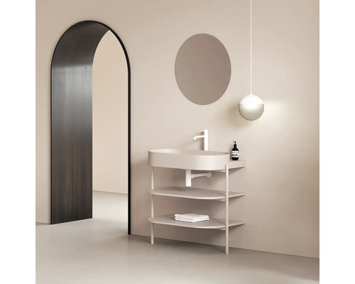 Moderná kúpeľňa s umývadlovou skrinkou, okrúhlym zrkadlom a závesným svetlom