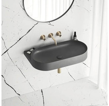 Moderná kúpeľňa s čiernym umývadlom na dosku, batériami a okrúhlym zrkadlom