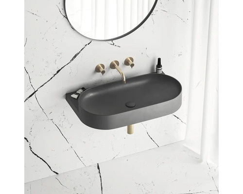 Moderná kúpeľňa s čiernym umývadlom na dosku, batériami a okrúhlym zrkadlom