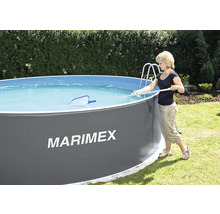 Žena čistí nadzemný bazén na záhrade pomocou sieťky. Značka Marimex.