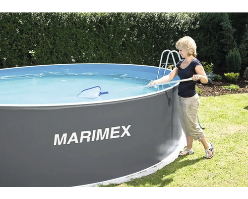Žena čistí nadzemný bazén na záhrade pomocou sieťky. Značka Marimex.