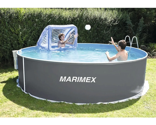 Bazén Marimex s hrajúcimi sa deťmi a bránkou na vodné pólo v záhrade