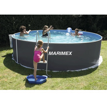 Nadzemný bazén s rebríkom a hrajúcimi sa deťmi v záhrade