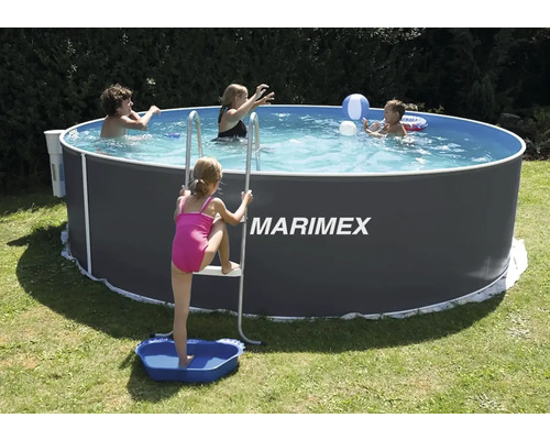 Nadzemný bazén s rebríkom a hrajúcimi sa deťmi v záhrade