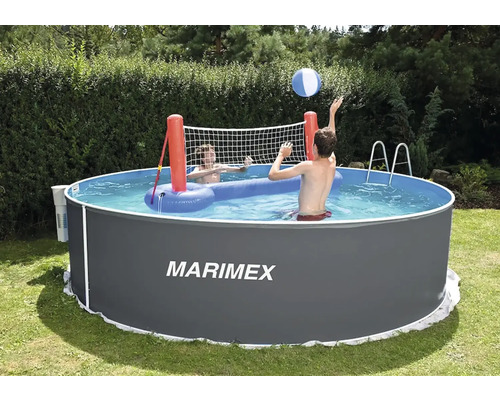 Rámový bazén Marimex s volejbalovou sieťou a dvoma osobami v záhrade