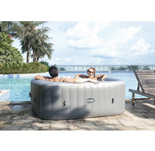 Nafukovacia vírivka s dvoma ľuďmi v záhrade