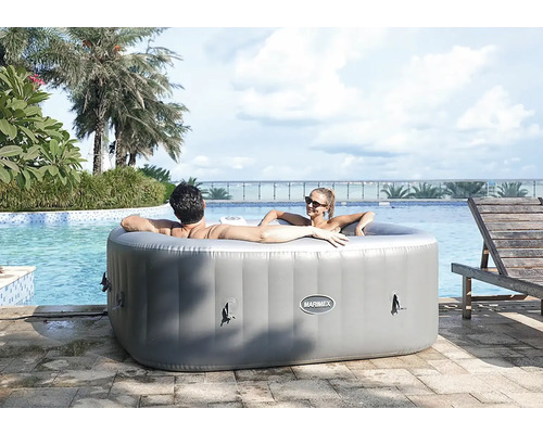 Nafukovacia vírivka s dvoma ľuďmi v záhrade