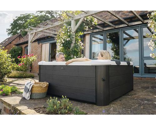 Pár relaxuje vo vírivke v záhrade