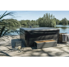 Zakrytá drevená vírivka s lavičkou a dekoráciou vonku