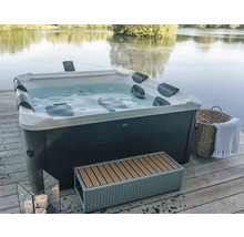 Vonkajšia vírivka na drevenej terase s výhľadom na jazero