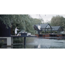 Scéna s vírivkou na plošine pri jazere a domom v pozadí