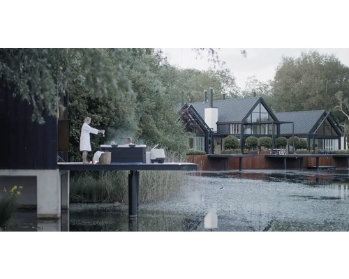 Scéna s vírivkou na plošine pri jazere a domom v pozadí